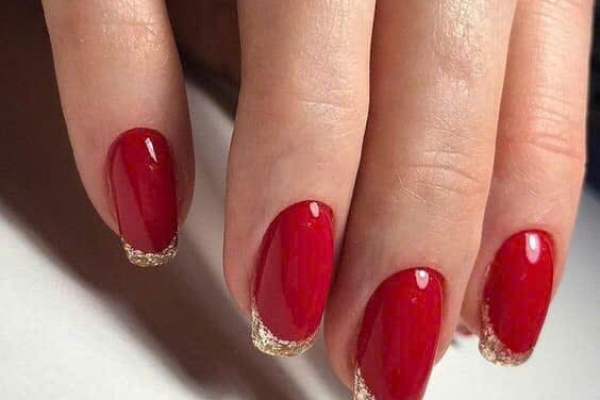Nail Art Đỏ Nhũ Vàng Quý Phái Tại Fs Spa Cầu Gỗ